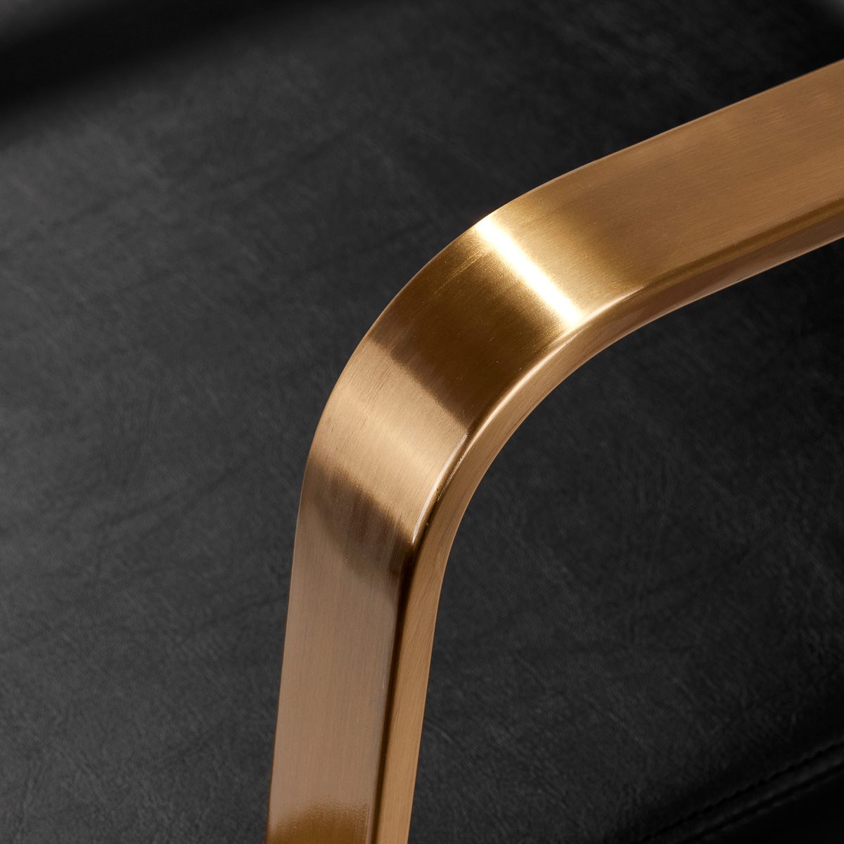 Kampaamotuoli Porto GM musta/kulta Kampaamotuoli Porto GM musta/kulta