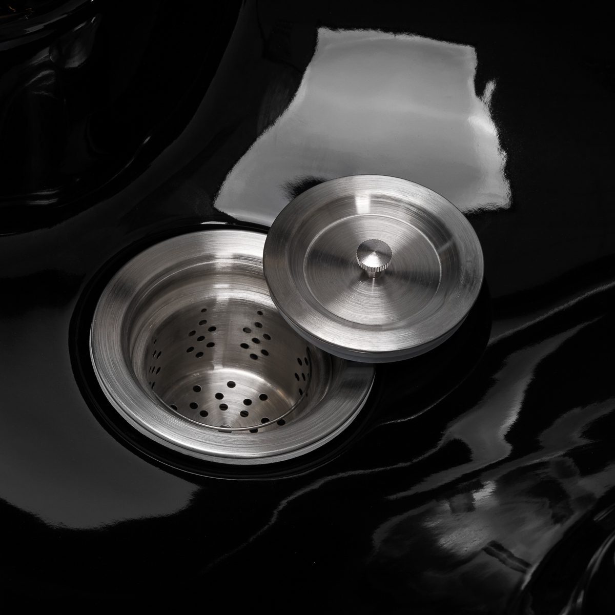 Pesupaikka Marcus musta/kulta Pesupaikka Marcus musta/kulta