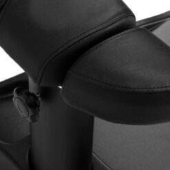 Azzurro pedikyyrivadin jalusta musta