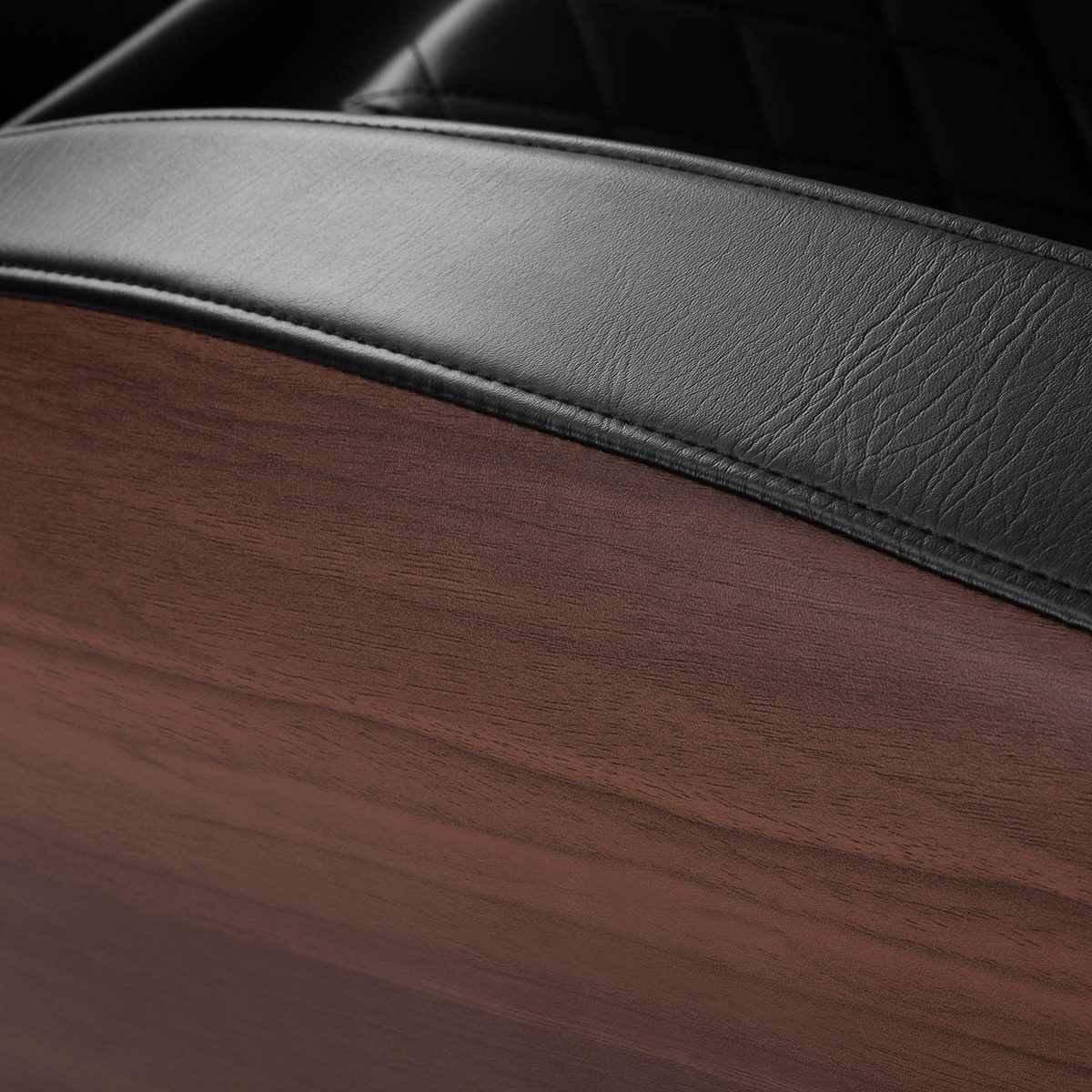 Sakura Classic 305 -hierontatuoli, puujäljitelmä. Sakura Classic 305 -hierontatuoli, puujäljitelmä.