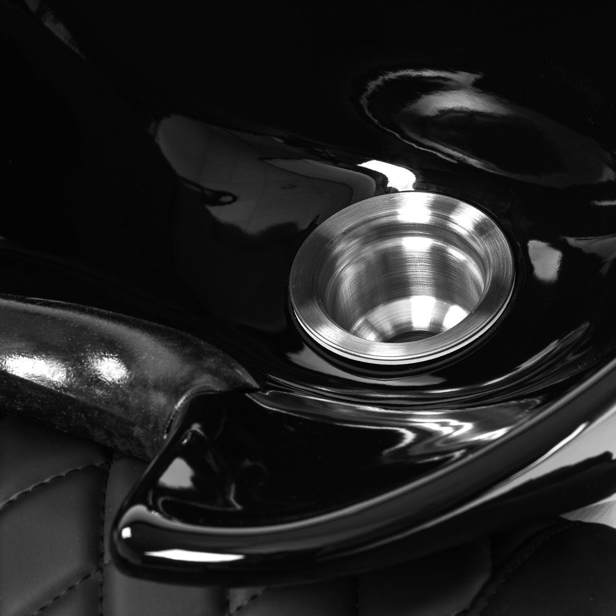 Gabbiano Sylvia – musta pesupaikka sähköisellä jalkatuella ja selkähieronnalla Gabbiano Sylvia – musta pesupaikka sähköisellä jalkatuella ja selkähieronnalla