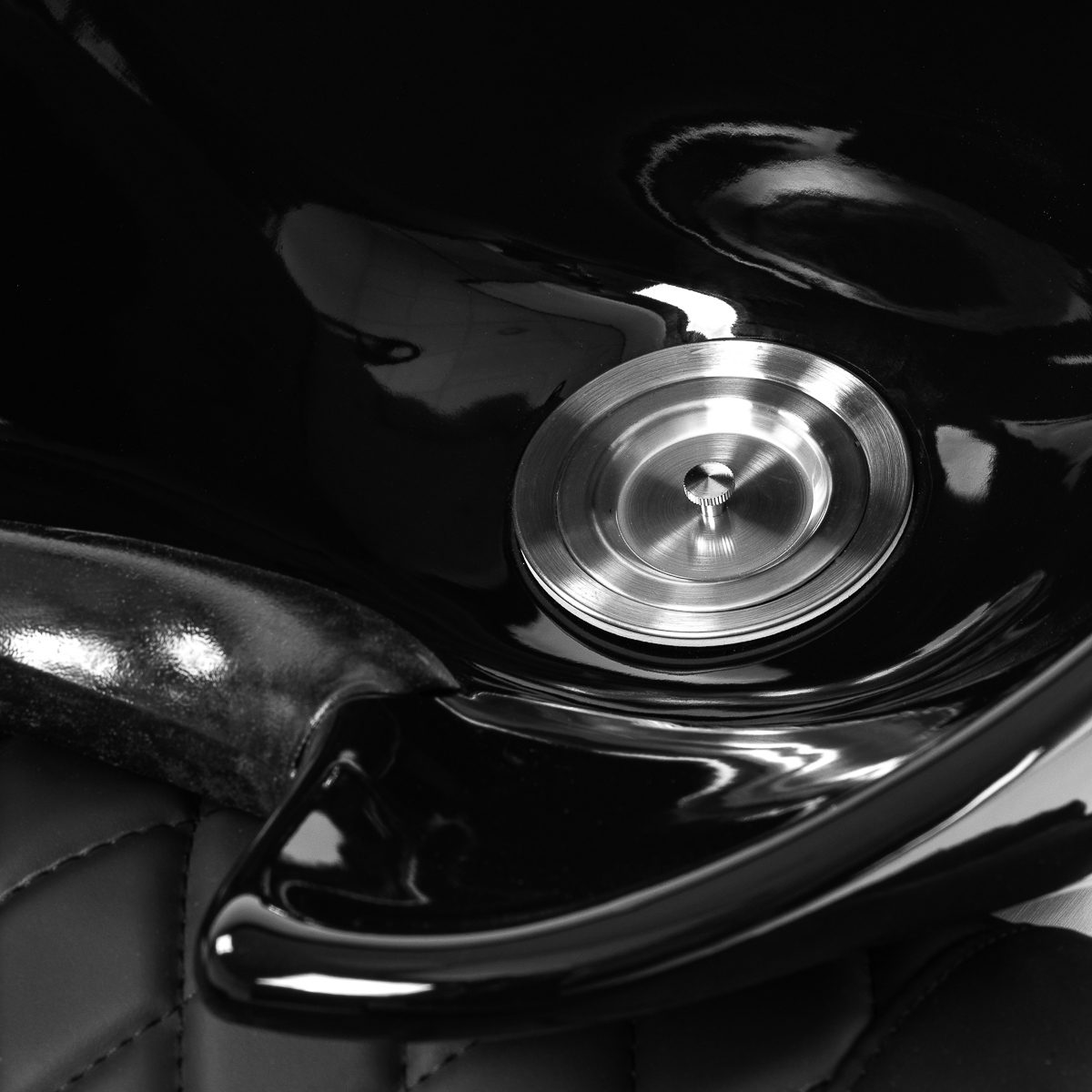 Gabbiano Sylvia – musta pesupaikka sähköisellä jalkatuella ja selkähieronnalla Gabbiano Sylvia – musta pesupaikka sähköisellä jalkatuella ja selkähieronnalla