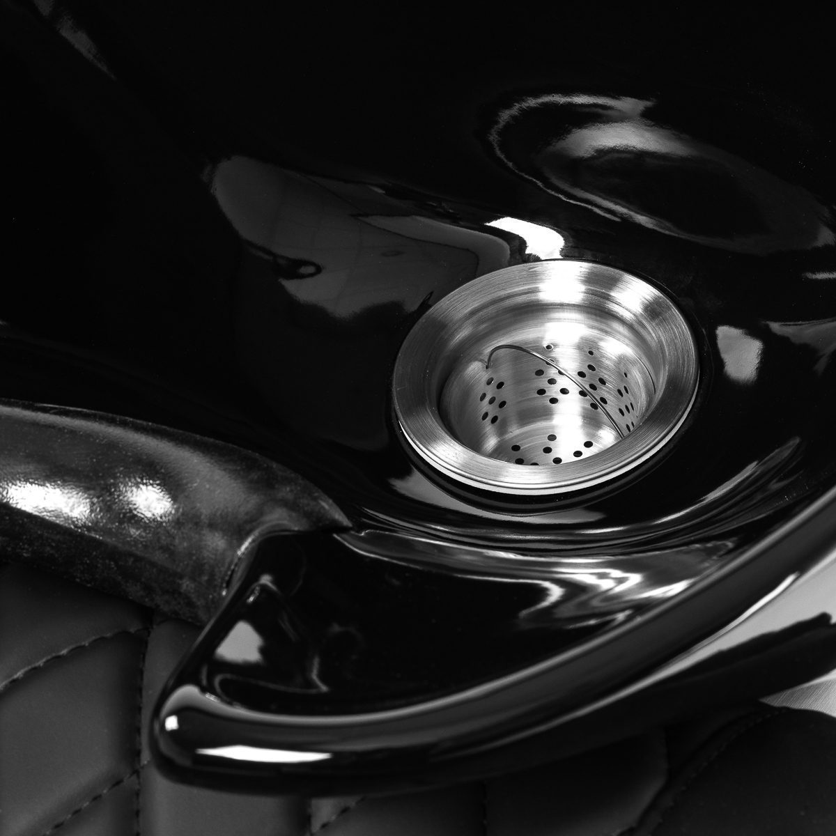 Gabbiano Sylvia – musta pesupaikka sähköisellä jalkatuella ja selkähieronnalla Gabbiano Sylvia – musta pesupaikka sähköisellä jalkatuella ja selkähieronnalla