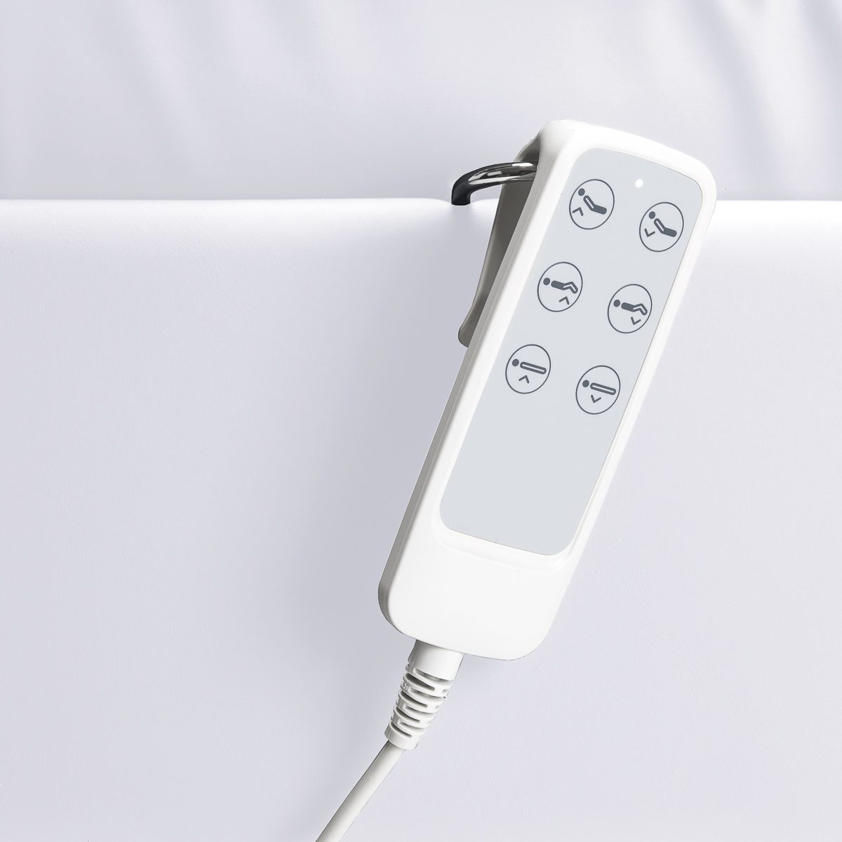 Sähkökäyttöinen hoitotuoli Sillon Lux, 3 moottoria, kylmän valkoinen Sähkökäyttöinen hoitotuoli Sillon Lux, 3 moottoria, kylmän valkoinen