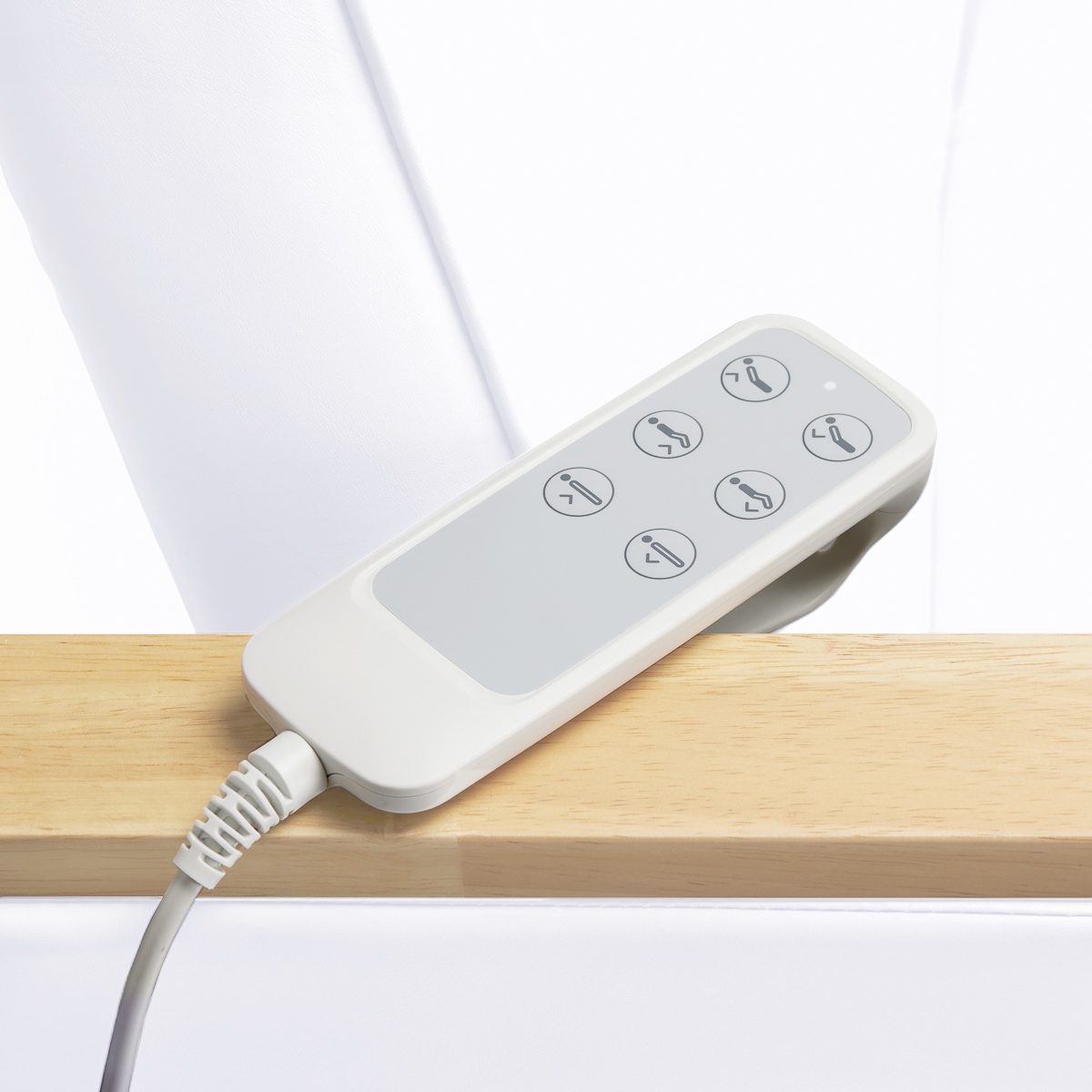 Sähkökäyttöinen hoitotuoli Sillon Lux, 3 moottoria, kylmän valkoinen Sähkökäyttöinen hoitotuoli Sillon Lux, 3 moottoria, kylmän valkoinen