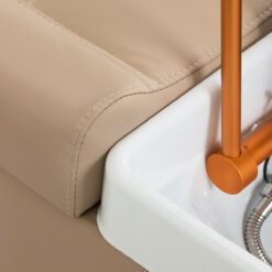 Gabbiano Head Spa Maldives kampaamon pesupaikka ja hoitovuode, beige