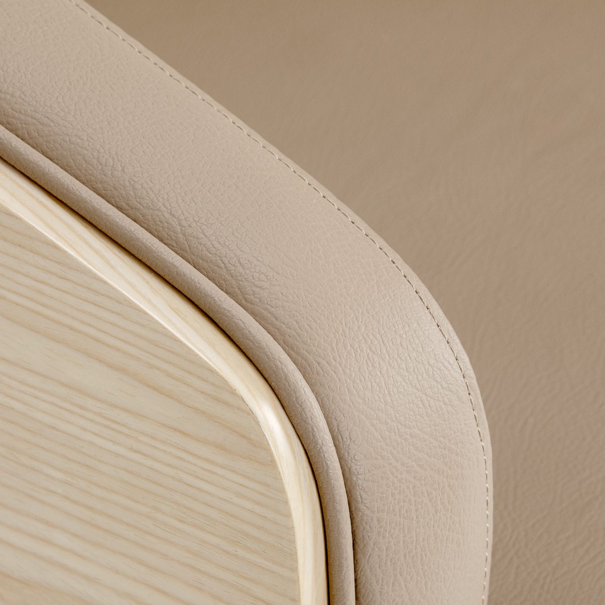 Kampaamotuoli Bratislavia, beige, kromattu jalusta Kampaamotuoli Bratislavia, beige, kromattu jalusta